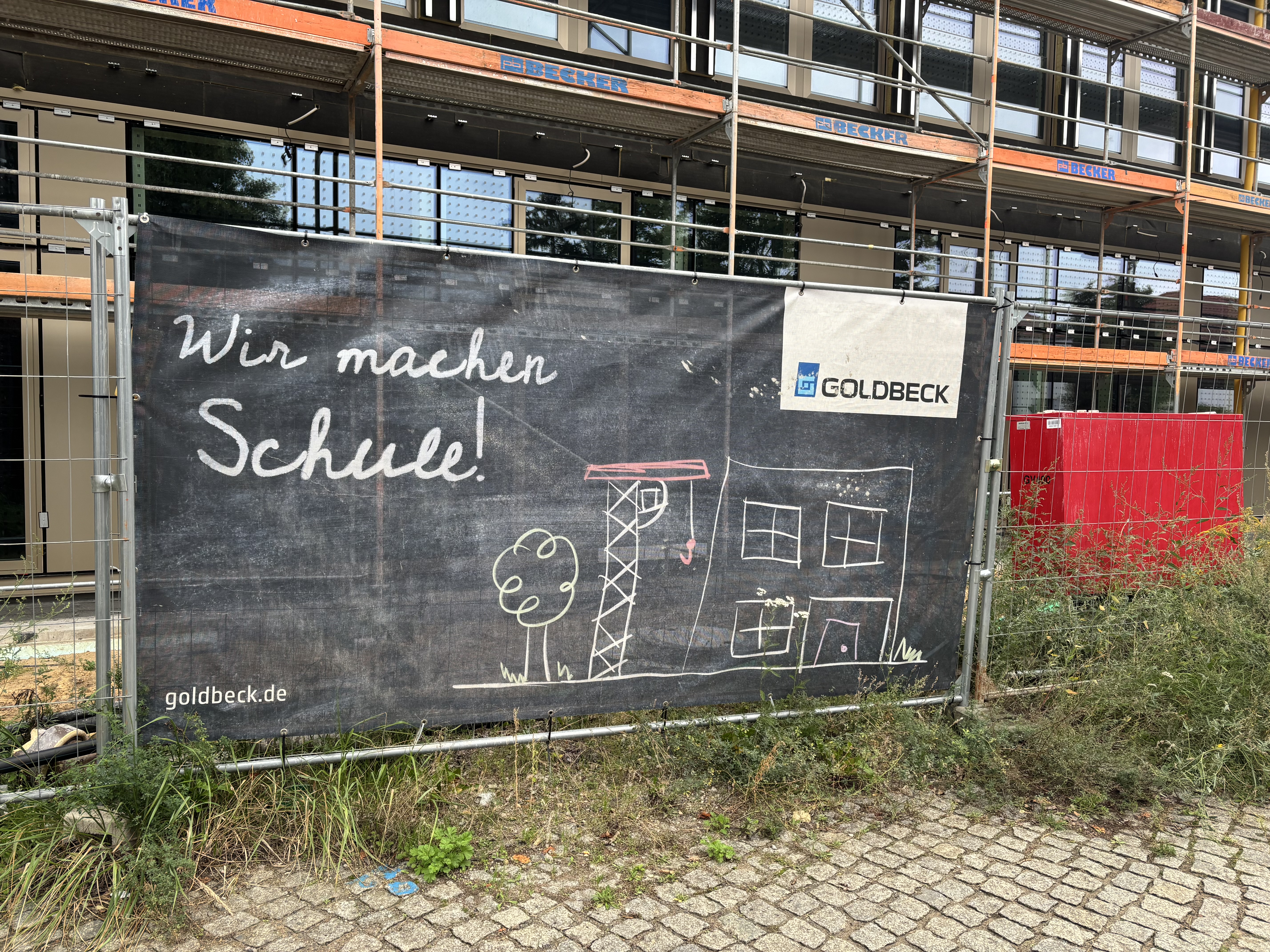 Außenansicht mit Goldbeck-Logo